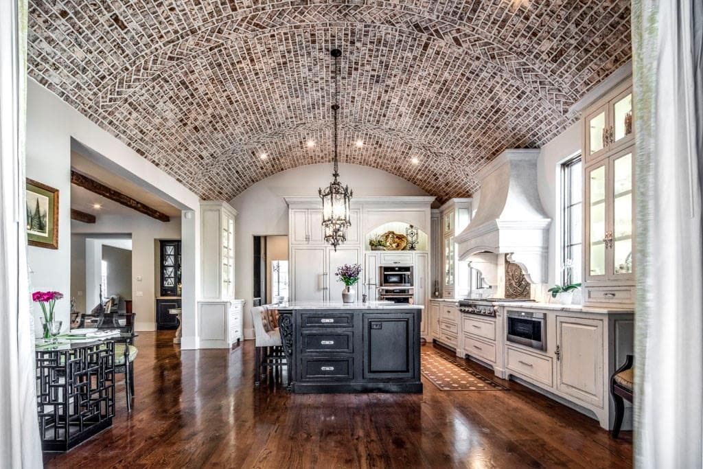 4 bedroom, 6 bathroom, 7,428 sq ft single family residence sold at 4985 Rebel Trail, Atlanta, GA 30327