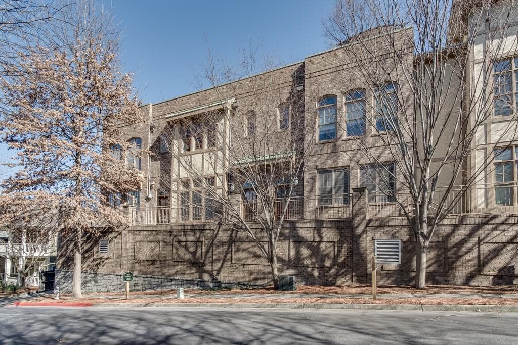 1 bedroom, 2 bathroom, 1,050 sq ft condominium sold at 1858 Gordon Manor 111, Atlanta, GA 30307