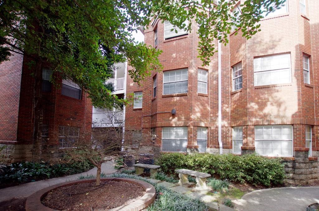 2 bedroom, 2 bathroom, 875 sq ft condominium sold at 1041 State Street 11, Atlanta, GA 30318