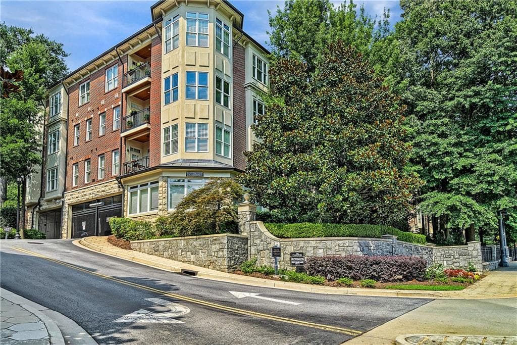 2 bedroom, 2 bathroom, 1,404 sq ft condominium sold at 825 Highland Lane 1213, Atlanta, GA 30306