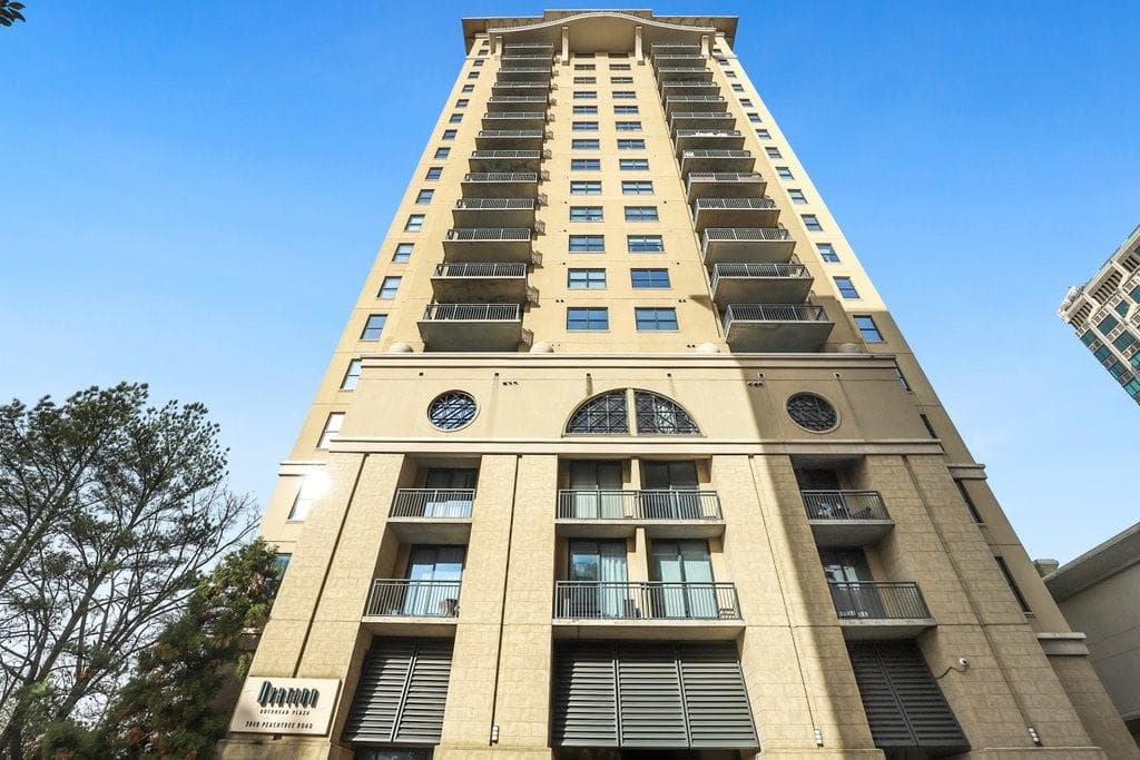 1 bedroom, 1 bathroom, 800 sq ft condominium sold at 3040 Peachtree Road 208, Atlanta, GA 30305