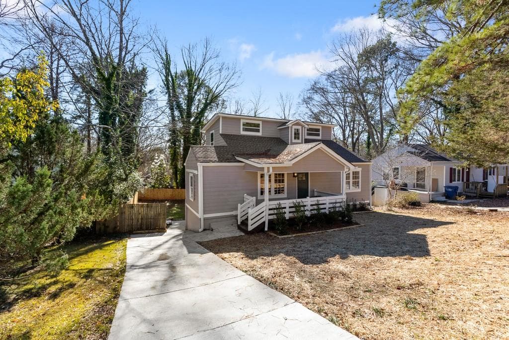 3 bedroom, 3 bathroom, 1,401 sq ft single family residence sold at 1390 Almont Drive, Atlanta, GA 30310