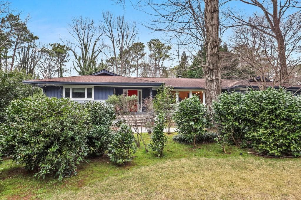 4 bedroom, 3 bathroom, 2,565 sq ft single family residence sold at 2994 Green Oaks Circle, Atlanta, GA 30345