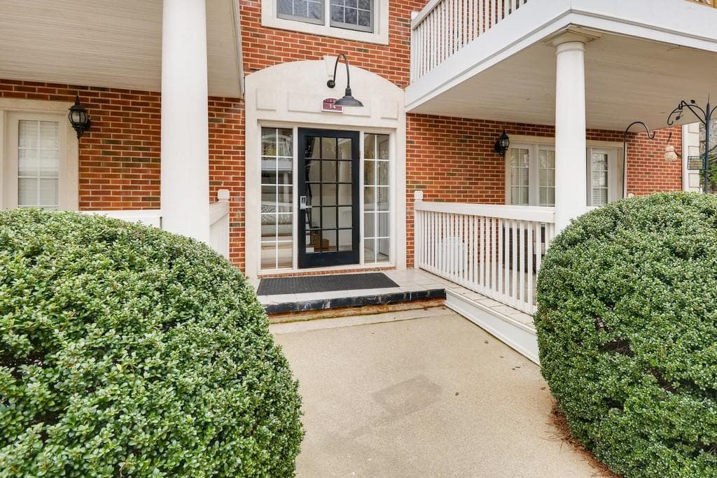 1 bedroom, 1 bathroom, 896 sq ft condominium sold at 885 Briarcliff Road 4, Atlanta, GA 30306
