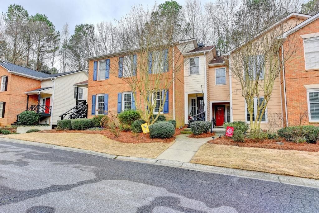 2 bedroom, 2 bathroom, 1,519 sq ft condominium sold at 6550 Deerings Lane, Peachtree Corners, GA 30092