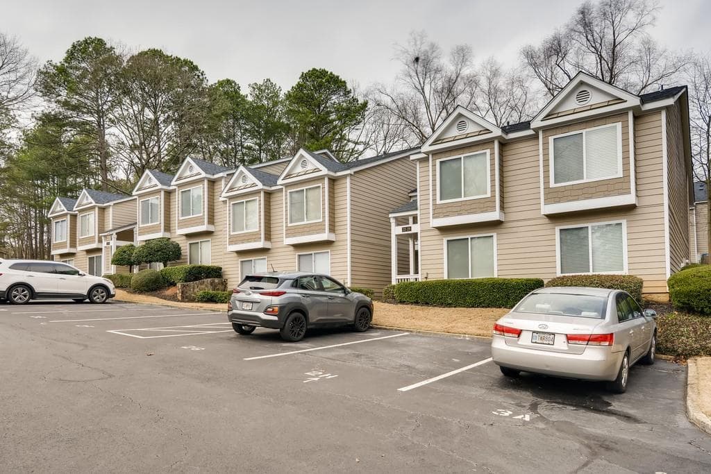 2 bedroom, 2 bathroom, 1,404 sq ft condominium sold at 27 Little Silver Court, Smyrna, GA 30080