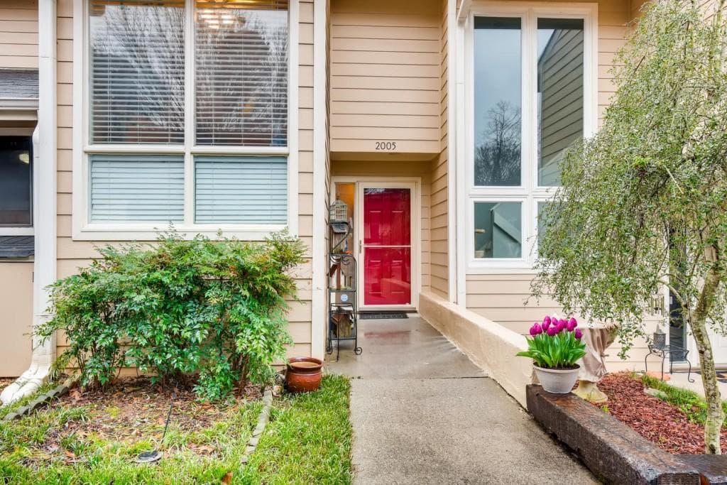 2 bedroom, 3 bathroom, 1,386 sq ft townhouse sold at 2005 Variations Drive, Atlanta, GA 30329
