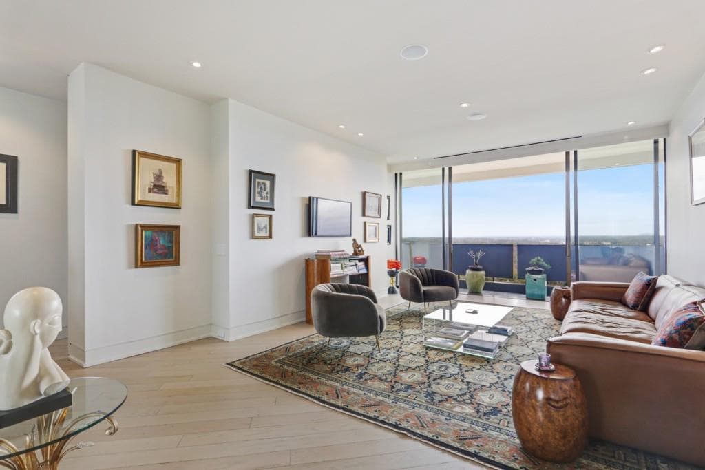 1 bedroom, 2 bathroom, 1,244 sq ft condominium sold at 2575 Peachtree Road 26H, Atlanta, GA 30305