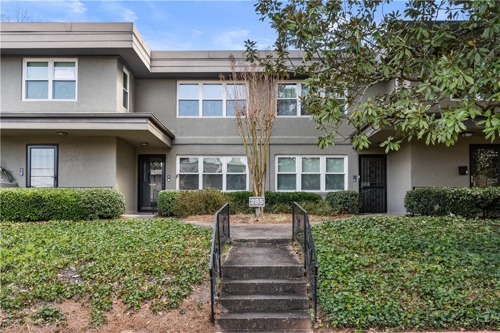 2 bedroom, 2 bathroom, 1,168 sq ft townhouse sold at 285 Lakemoore Drive B, Atlanta, GA 30342