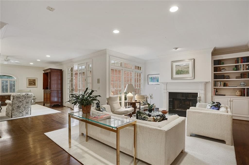 3 bedroom, 4 bathroom, 3,391 sq ft townhouse sold at 3685 Peachtree Road 12, Atlanta, GA 30319