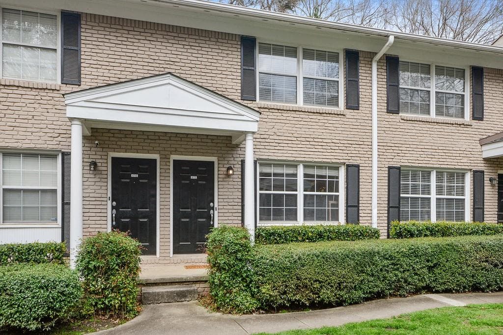 2 bedroom, 2 bathroom, 950 sq ft condominium sold at 2232 Dunseath Avenue 415, Atlanta, GA 30318
