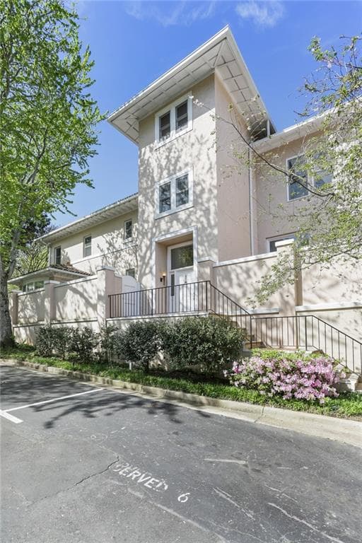 3 bedroom, 3 bathroom, 3,050 sq ft townhouse sold at 6 Lullwater Estate 6, Atlanta, GA 30307
