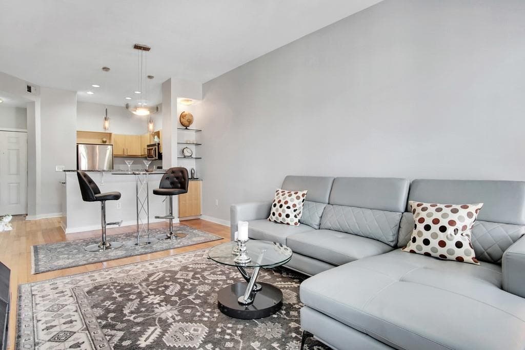 1 bedroom, 1 bathroom, 770 sq ft condominium sold at 390 17th Street 6015, Atlanta, GA 30363
