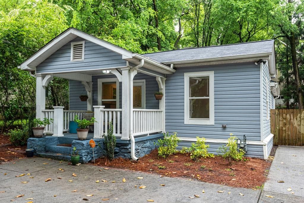 3 bedroom, 2 bathroom, 2,100 sq ft single family residence sold at 1812 Defoor Avenue, Atlanta, GA 30318