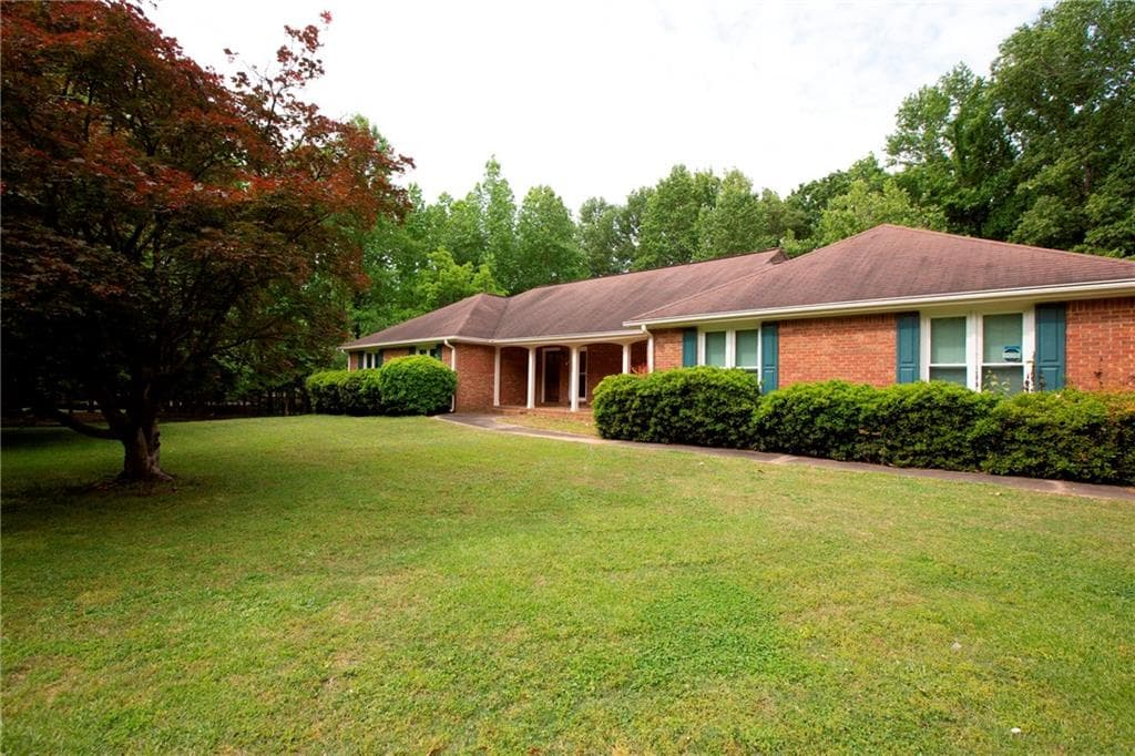 3 bedroom, 3 bathroom, 2,200 sq ft single family residence sold at 11640 Houze Road, Roswell, GA 30076