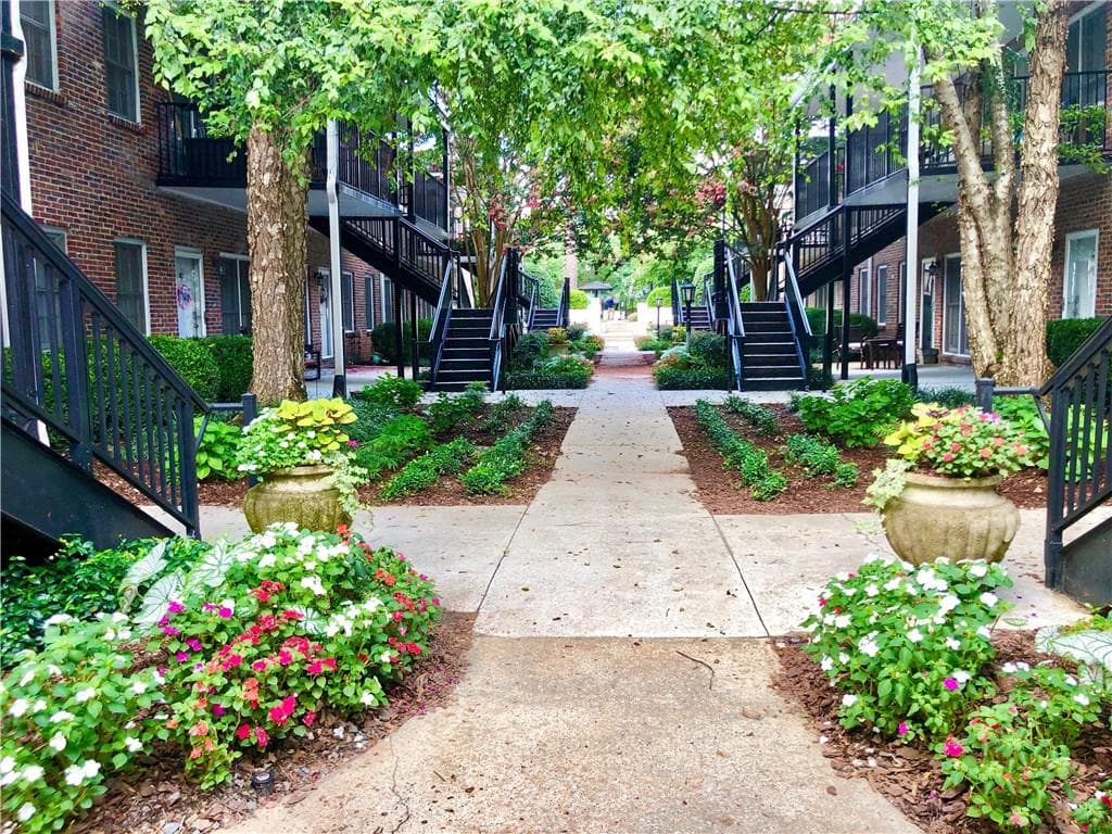 2 bedroom, 2 bathroom, 1,090 sq ft condominium sold at 3675 Peachtree Road 32, Atlanta, GA 30319