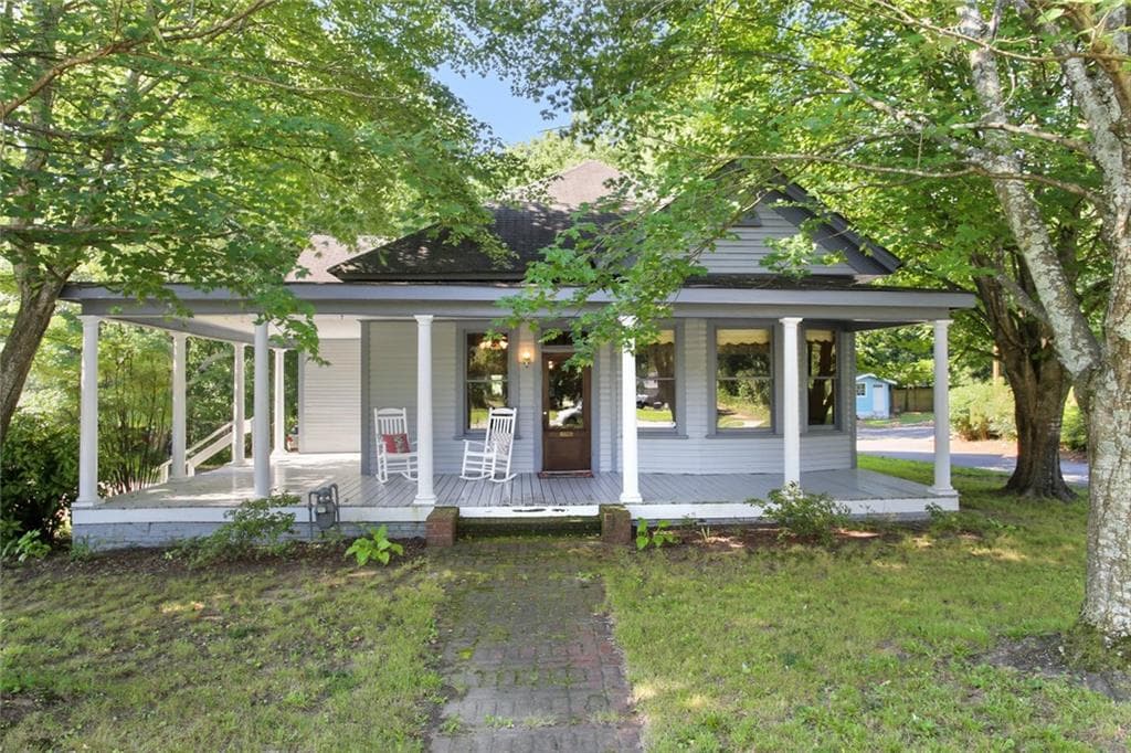 3 bedroom, 2 bathroom, 1,944 sq ft single family residence sold at 234 W Dixie Avenue, Marietta, GA 30008
