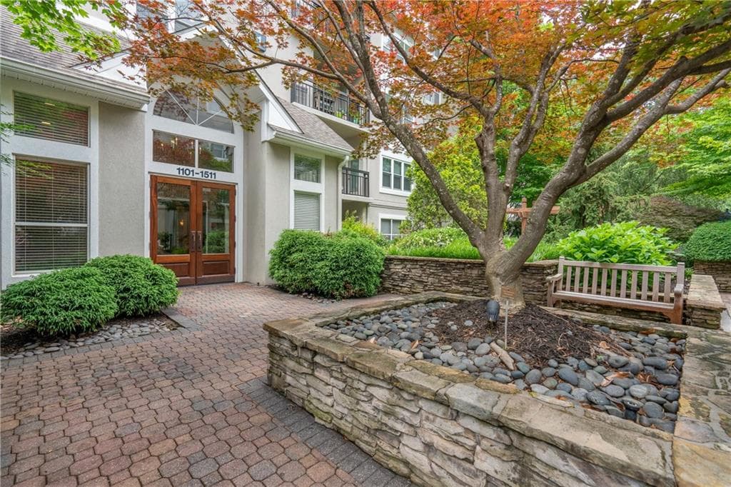 1 bedroom, 1 bathroom, 710 sq ft condominium sold at 1206 River Green Drive, Atlanta, GA 30327
