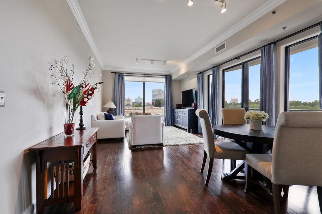 1 bedroom, 1 bathroom, 1,303 sq ft condominium sold at 3445 Stratford Road 803, Atlanta, GA 30326