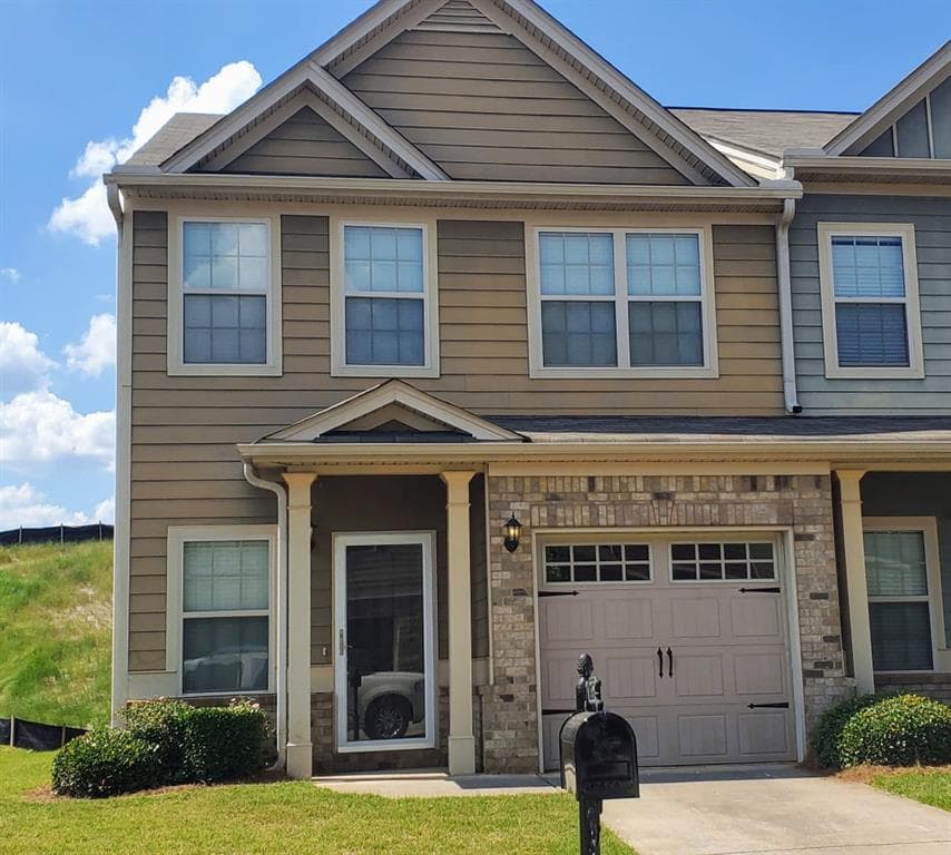 3 bedroom, 3 bathroom, 1,694 sq ft condominium sold at 2362 Capella Circle, Atlanta, GA 30331