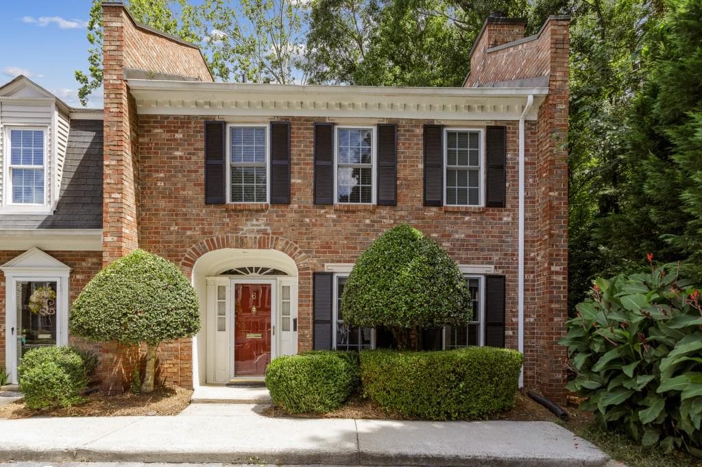 3 bedroom, 3 bathroom, 1,560 sq ft townhouse sold at 6 Walnut Hill Place, Atlanta, GA 30318