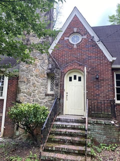 2 bedroom, 1 bathroom, 1,508 sq ft single family residence sold at 239 East Wesley Road, Atlanta, GA 30305