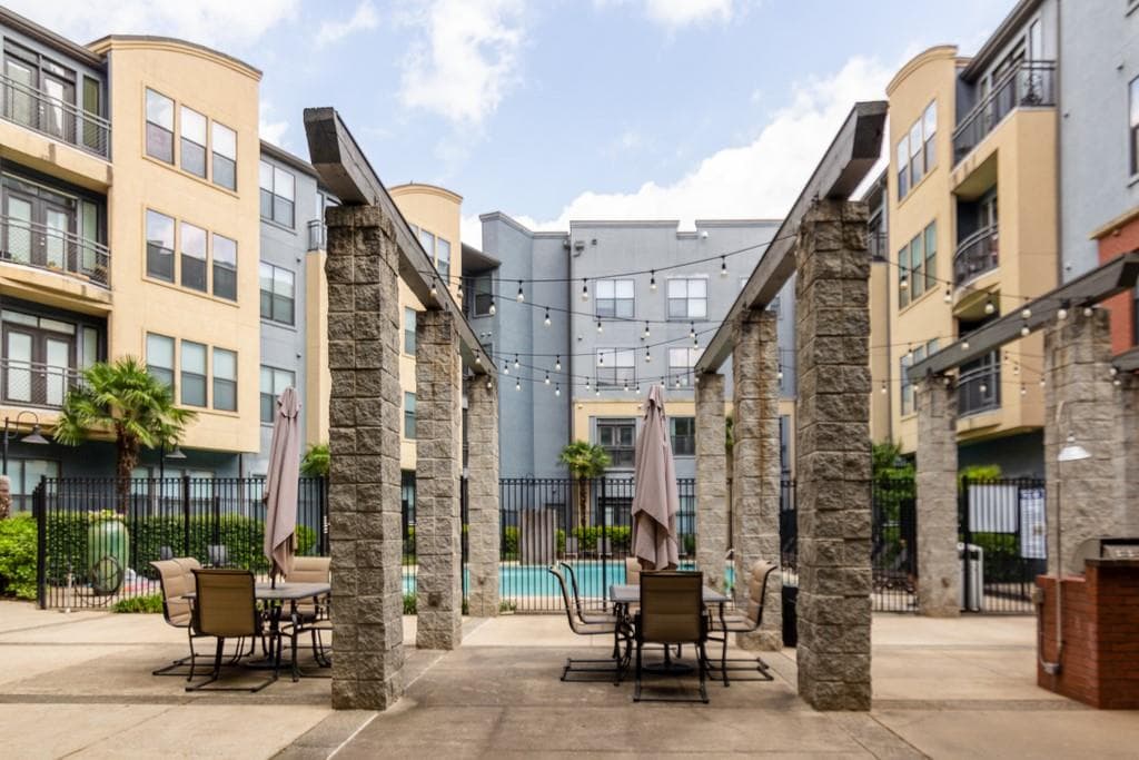 2 bedroom, 2 bathroom, 1,155 sq ft condominium sold at 400 17th Street 1131, Atlanta, GA 30363