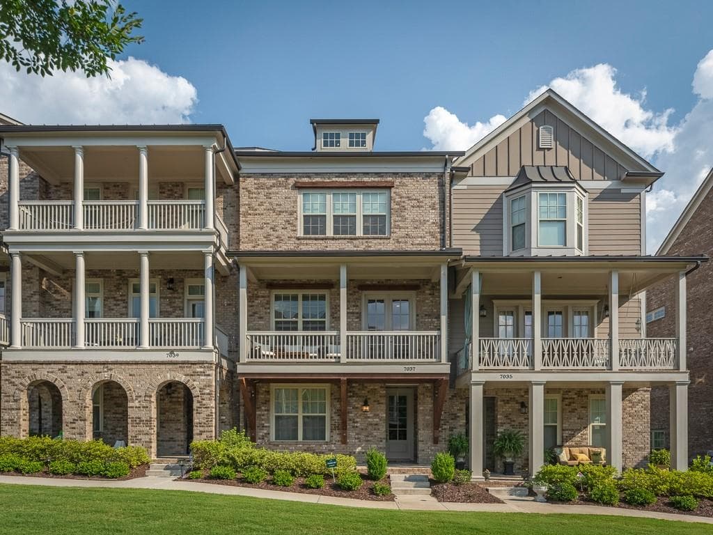 4 bedroom, 4 bathroom, 2,648 sq ft townhouse sold at 7037 Richwood Circle 7037, Roswell, GA 30076