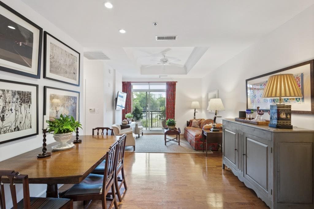 1 bedroom, 1 bathroom, 869 sq ft condominium sold at 325 E Paces Ferry Road 404, Atlanta, GA 30305