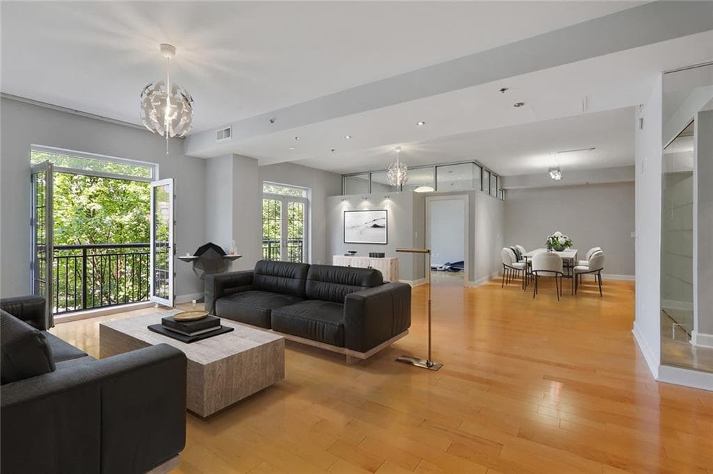 3 bedroom, 2 bathroom, 1,860 sq ft condominium sold at 325 E Paces Ferry Road 315, Atlanta, GA 30305