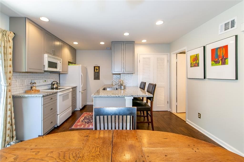 2 bedroom, 3 bathroom, 1,252 sq ft condominium sold at 247 Triumph Drive, Atlanta, GA 30327
