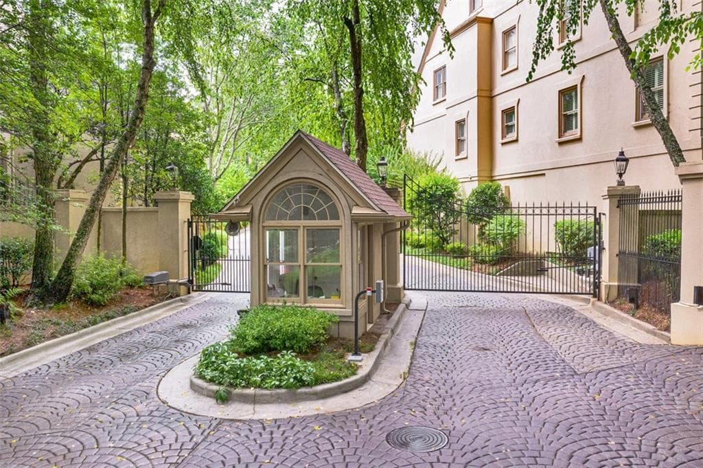 3 bedroom, 4 bathroom, 4,575 sq ft townhouse sold at 2525 Peachtree Road 32, Atlanta, GA 30305
