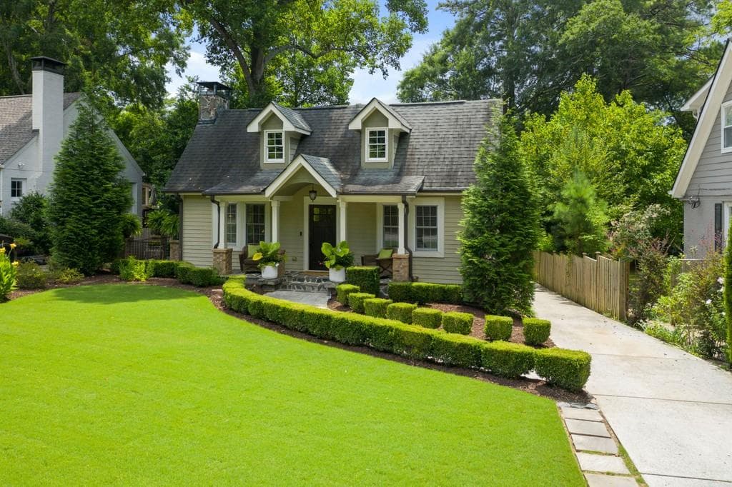 4 bedroom, 4 bathroom, 2,850 sq ft single family residence sold at 2857 Elliott Circle, Atlanta, GA 30305
