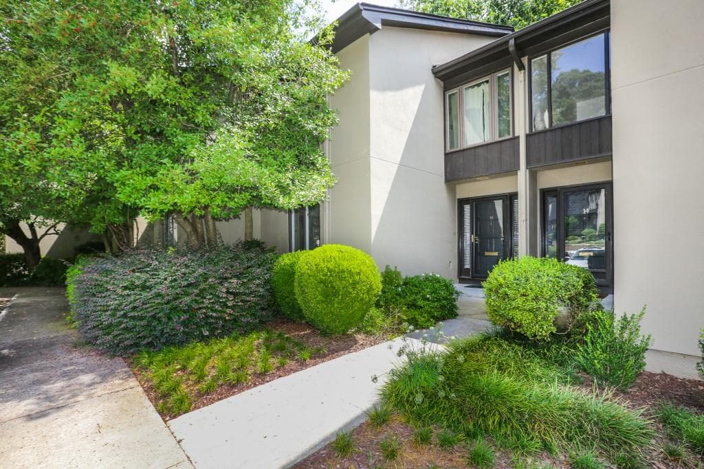 3 bedroom, 4 bathroom, 1,982 sq ft condominium sold at 16 Ivy Ridge, Atlanta, GA 30342