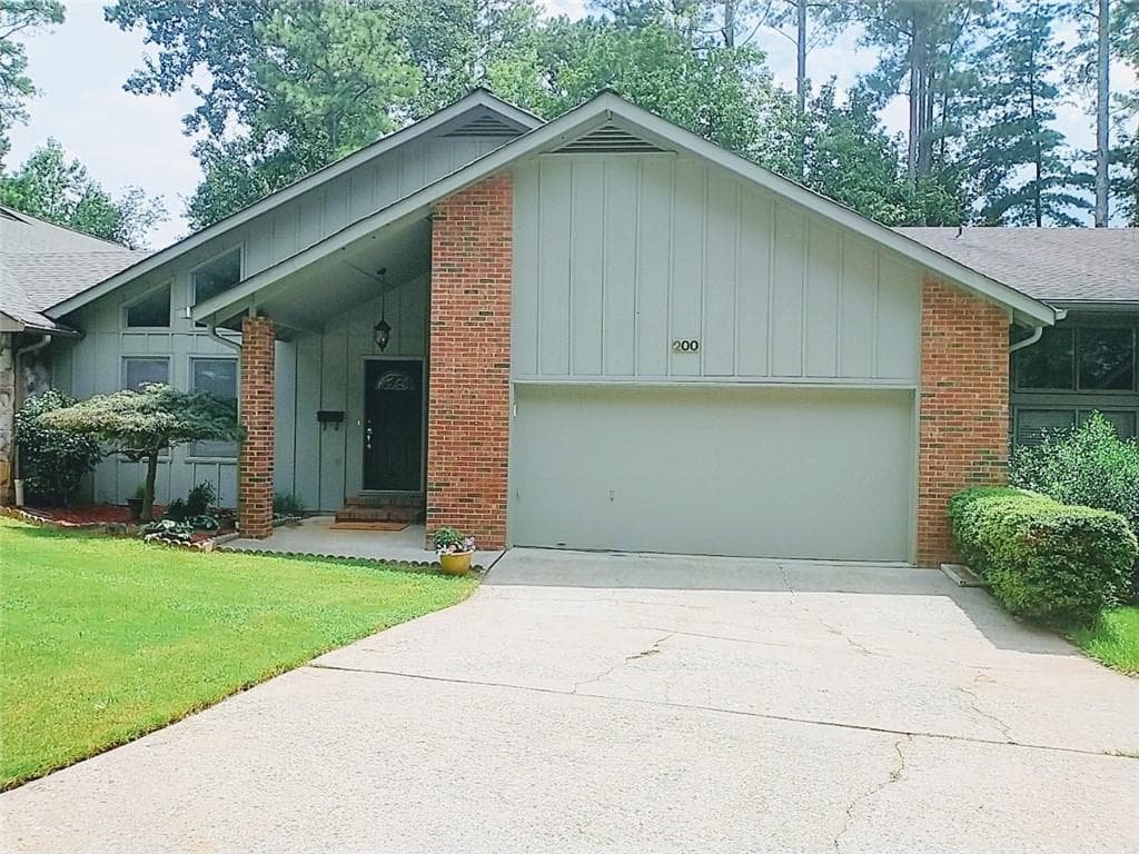 3 bedroom, 3 bathroom, 2,324 sq ft townhouse sold at 200 Cruise Court 200, Roswell, GA 30076