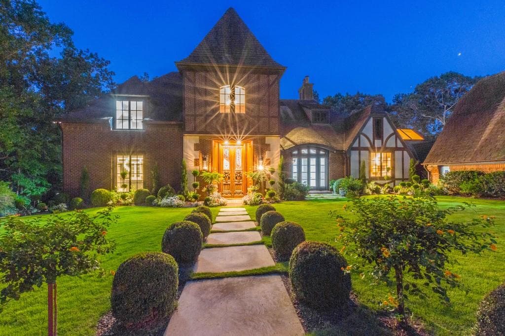 5 bedroom, 6 bathroom, 8,012 sq ft single family residence sold at 5011 Northside Drive, Atlanta, GA 30327