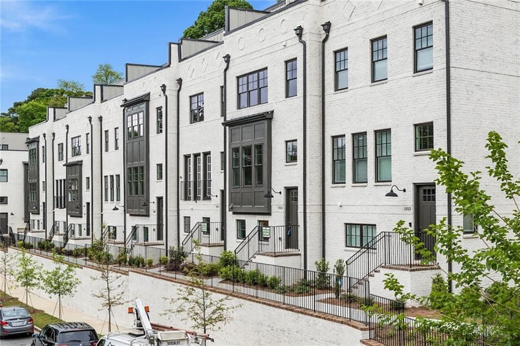 4 bedroom, 5 bathroom, 2,680 sq ft townhouse sold at 1811 Huntington Hills Lane 11, Atlanta, GA 30309