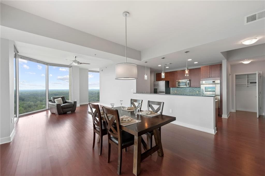 2 bedroom, 3 bathroom, 1,794 sq ft condominium sold at 2795 Peachtree Road 2202, Atlanta, GA 30305
