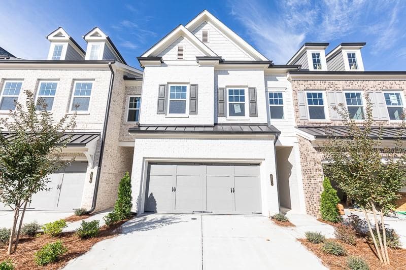4 bedroom, 4 bathroom, 2,450 sq ft townhouse sold at 20040 Windalier Way 100, Roswell, GA 30076