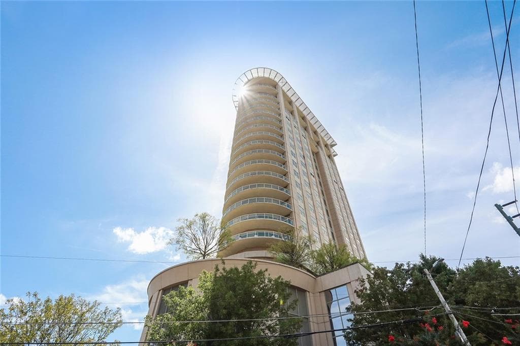 2 bedroom, 2 bathroom, 1,328 sq ft condominium sold at 2881 Peachtree Road 902, Atlanta, GA 30305