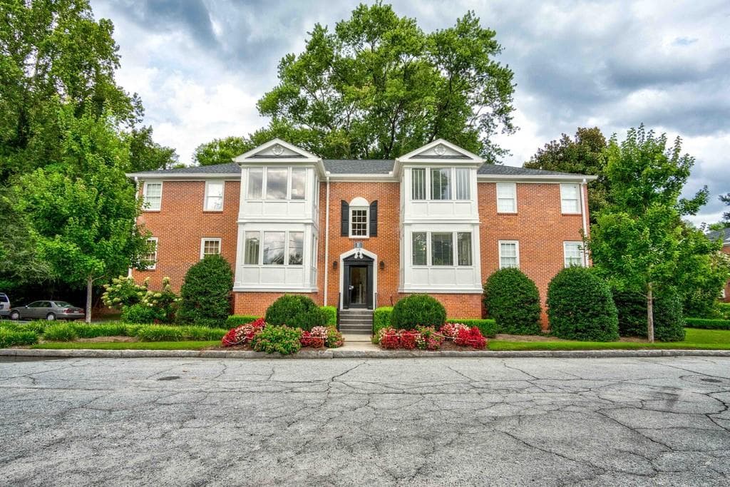 2 bedroom, 1 bathroom, 1,077 sq ft condominium sold at 115 Peachtree Memorial Unit#E3 Drive E3, Atlanta, GA 30309