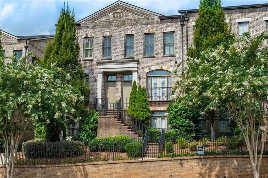 3 bedroom, 4 bathroom, 2,348 sq ft townhouse sold at 3560 Roswell Road 57, Atlanta, GA 30305