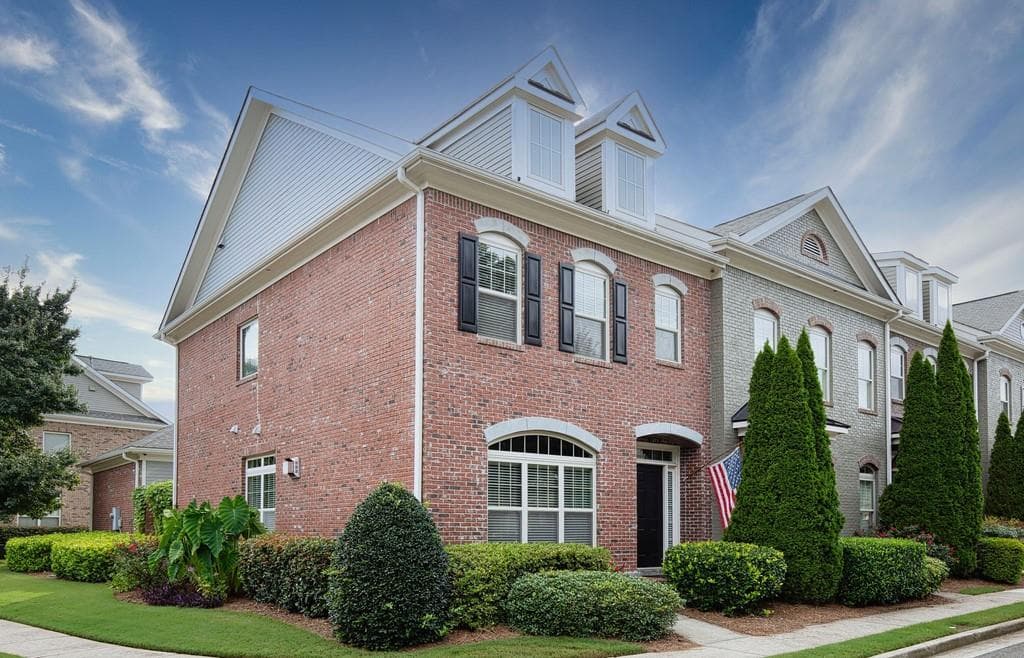 3 bedroom, 4 bathroom, 2,122 sq ft townhouse sold at 7415 Jamestown Drive, Alpharetta, GA 30005