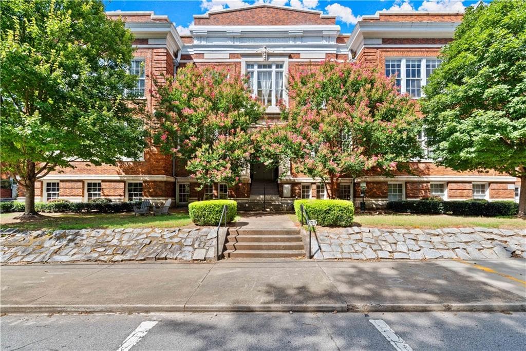1 bedroom, 1 bathroom, 750 sq ft condominium sold at 978 North Avenue 205, Atlanta, GA 30306