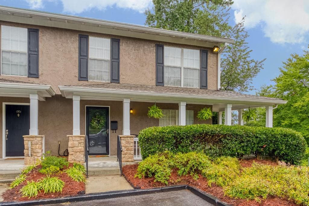 3 bedroom, 3 bathroom, 1,311 sq ft condominium sold at 3200 Seven Pines Court 108, Atlanta, GA 30339