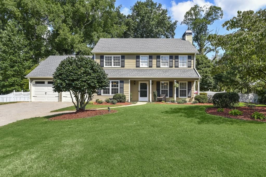 3 bedroom, 3 bathroom, 1,896 sq ft single family residence sold at 2793 Holly Ridge Circle, Marietta, GA 30062