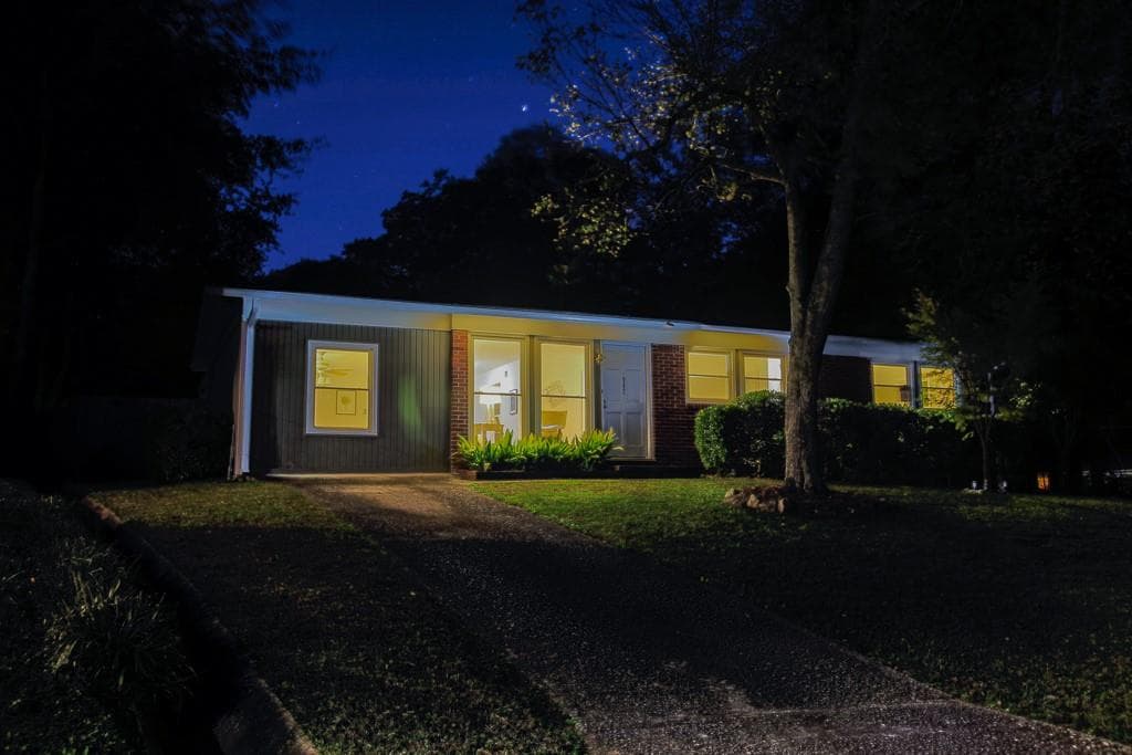 3 bedroom, 1 bathroom, 1,300 sq ft single family residence sold at 989 Greenbriar Circle, Decatur, GA 30033