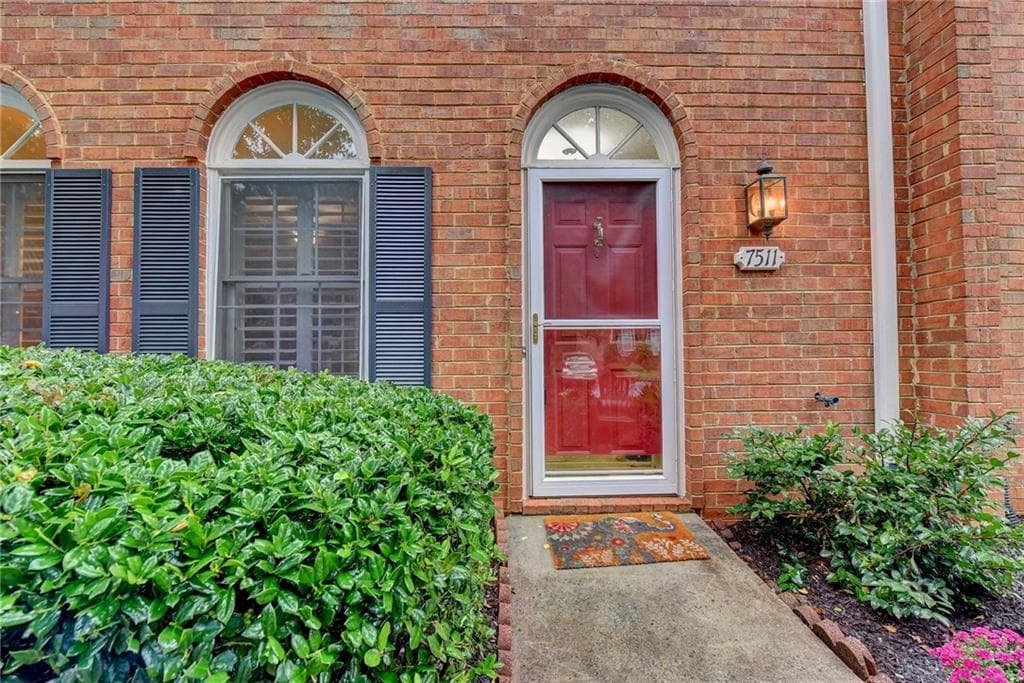 2 bedroom, 3 bathroom, 1,530 sq ft townhouse sold at 7511 Saint Charles Square C5, Roswell, GA 30075