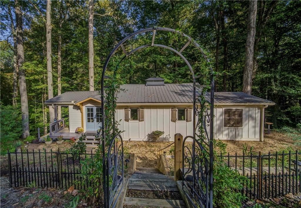 2 bedroom, 3 bathroom, 904 sq ft single family residence sold at 120 Maple Street, Roswell, GA 30075