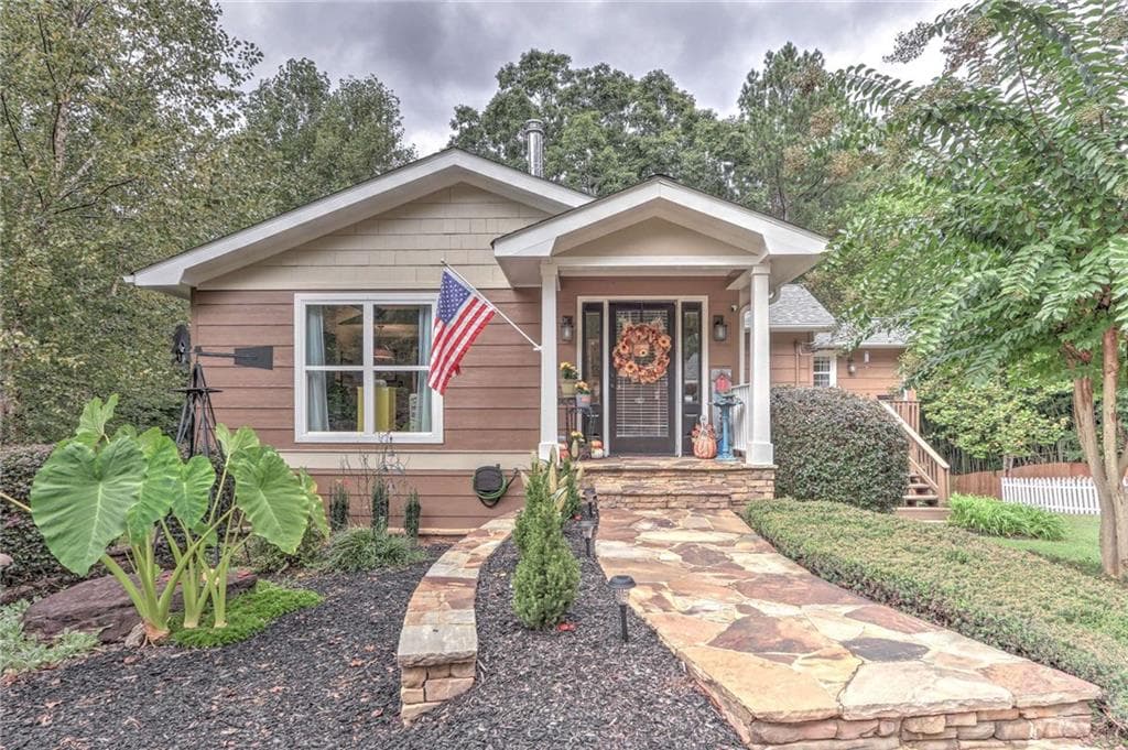 3 bedroom, 3 bathroom, 2,484 sq ft single family residence sold at 4812 Graham Circle, Gainesville, GA 30506